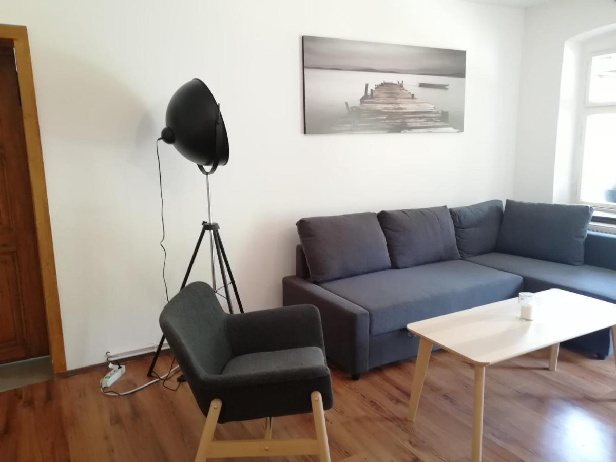Kleine Galerie Apartment Fuer 3 Mit Kueche Kamin Netflix Parken Und Hofladen Steinhofel Exteriör bild